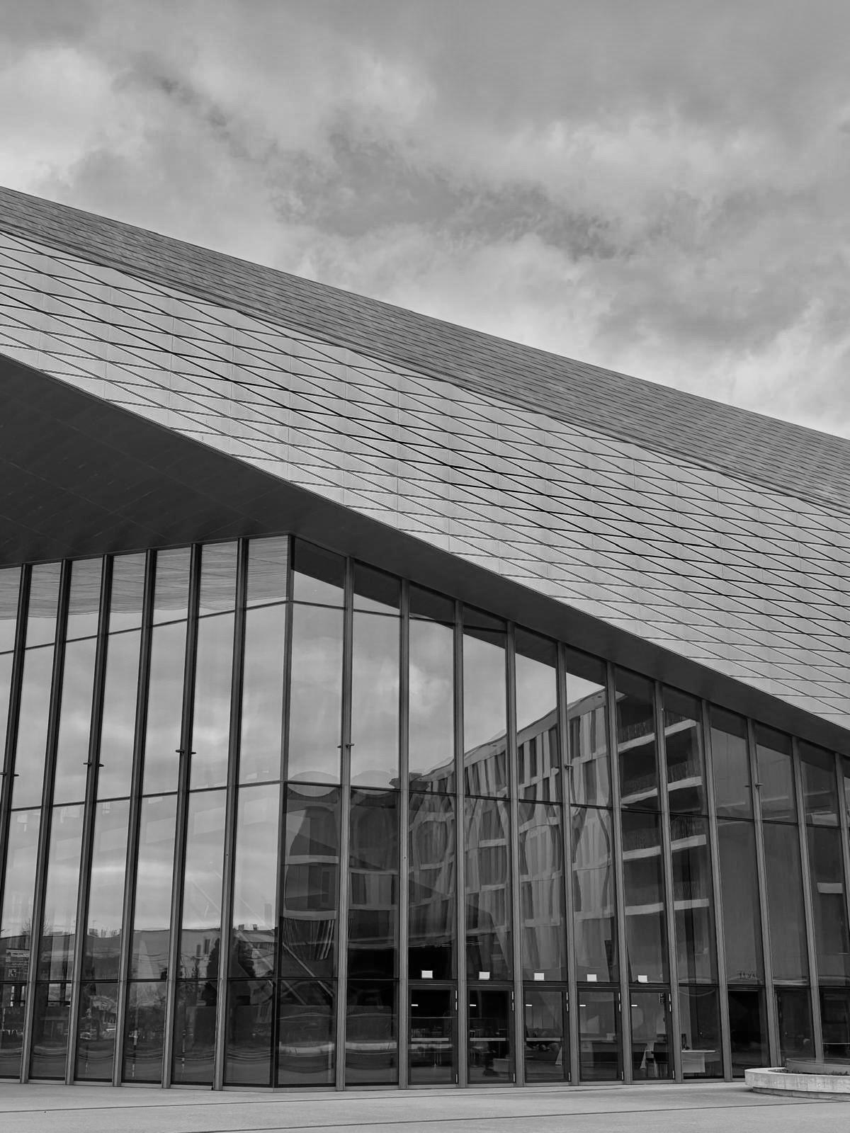 Un cristal qui reflète plus qu’il ne révèle – Derrière la vitrine du Swiss Tech Convention Center de l’EPFL