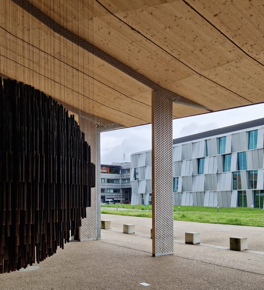 Symbiose ou conflit sous la toiture de Kengo Kuma